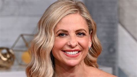 Sarah Michelle Gellar poses up a storm in stunning。